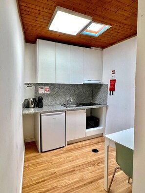 Kühlschrank, Mikrowelle, Herdplatte, Wasserkocher mit Kaffee-/Teezubehör