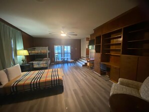 4 makuuhuonetta, silitysrauta/-lauta, ilmainen Wi-Fi, vuodevaatteet