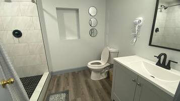 Hiustenkuivaaja, pyyhkeet, saippua, sampoo