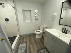 Hiustenkuivaaja, pyyhkeet, saippua, sampoo