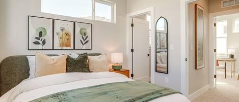 2 habitaciones, escritorio, tabla de planchar con plancha y internet