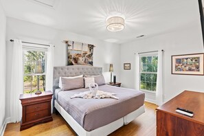 4 bedrooms, desk, iron/ironing board, travel crib