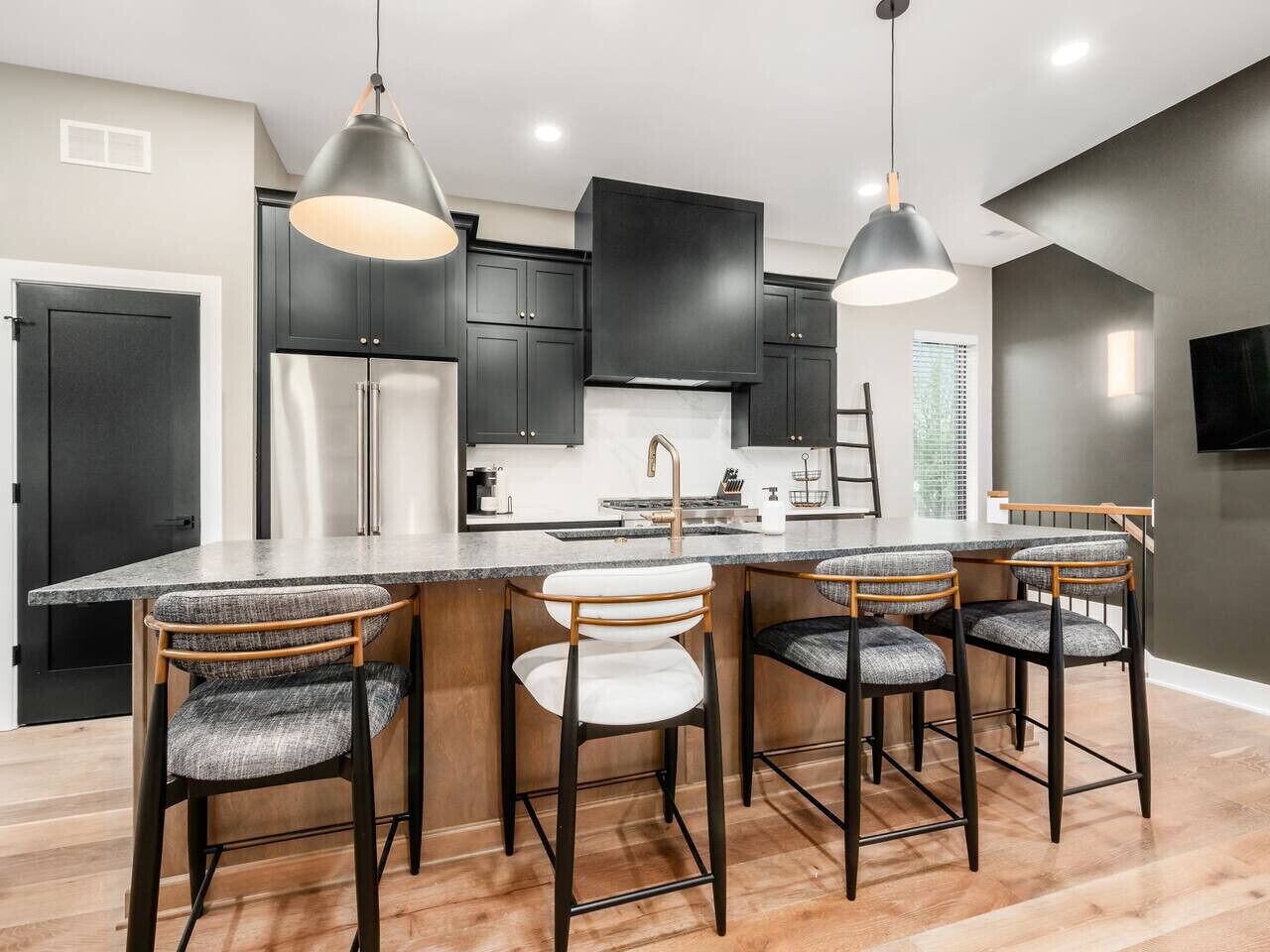 Mikrowelle, Geschirrspüler, Wasserkocher mit Kaffee-/Teezubehör, Toaster