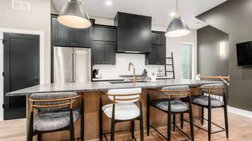 Mikrowelle, Geschirrspüler, Wasserkocher mit Kaffee-/Teezubehör, Toaster