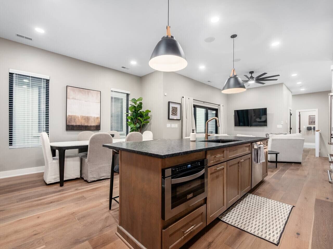 Mikrowelle, Geschirrspüler, Wasserkocher mit Kaffee-/Teezubehör, Toaster