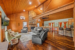 Smart TV, books - 2 Cabins in One | Hot Tub- Fenced Yard - Mtn Views (Pigeon Forge)