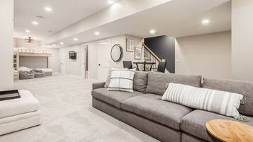 Fernseher, Kamin, Stereoanlage