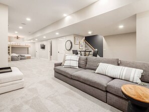 Fernseher, Kamin, Stereoanlage