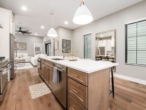 冷蔵庫、電子レンジ、オーブン、コンロ