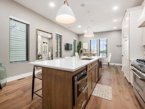 冷蔵庫、電子レンジ、オーブン、コンロ