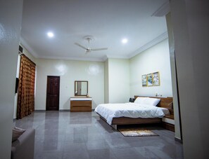 Habitación ejecutiva, balcón | Espacio para trabajar con un portátil y wifi gratis