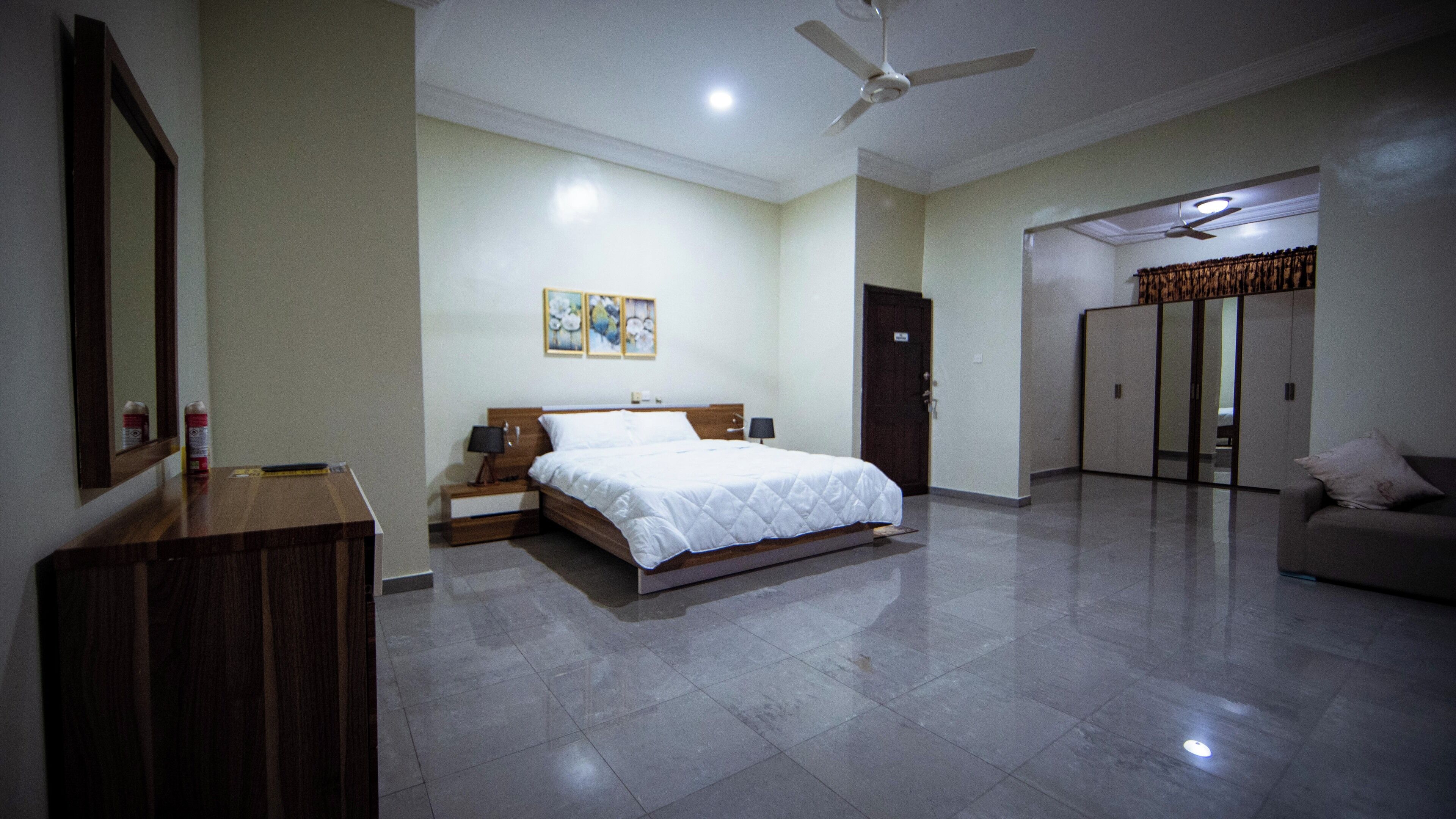 Habitación ejecutiva, balcón | Espacio para trabajar con laptop y wifi gratis 