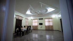 Habitación ejecutiva, balcón | Servicio de comidas en la habitación