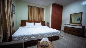 Deluxe Double Room | Laptop workspace, free WiFi, wheelchair access - Private Home Lodge (Accra)