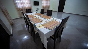 Executive-huone, parveke | Ruokailu omassa huoneessa