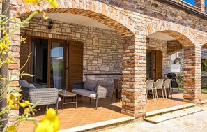 Terrace/patio - Beautiful home in Cabrunici (Cabrunici)