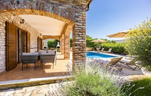 Terrace/patio - Beautiful home in Cabrunici (Cabrunici)