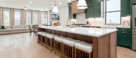 Kylskåp, mikrovågsugn, ugn och spishäll