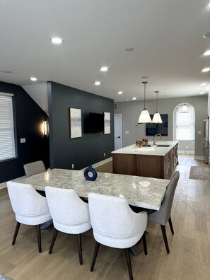 Dining - Brand NEW Build, D-Town Views, must See!.!.!.!.! (Columbus)
