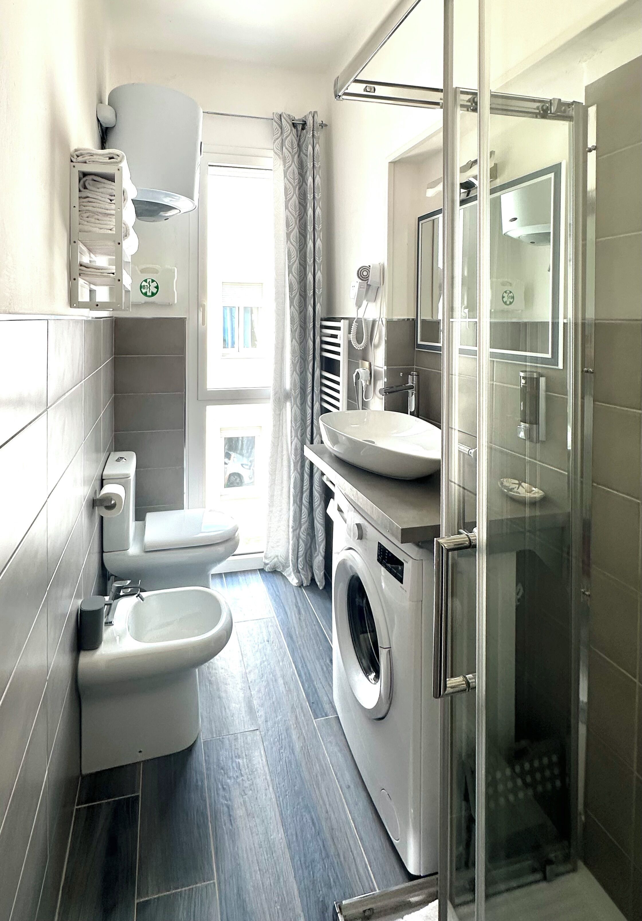 Douche, sèche-cheveux, bidet, serviettes fournies