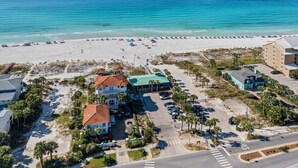 Beach nearby, sun-loungers, beach towels - Cap`s Cottage: Upscale Retreat-Walk to Beach+Pool (Destin)