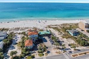 Beach nearby - Cap`s Cottage: Upscale Retreat-Walk to Beach+Pool (Destin)