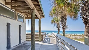 Terrace/patio - Cap`s Cottage: Upscale Retreat-Walk to Beach+Pool (Destin)