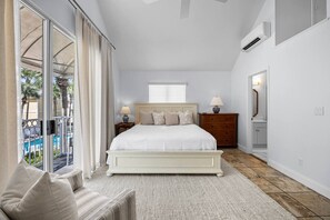 Desk, iron/ironing board, travel cot, WiFi - Cap`s Cottage: Upscale Retreat-Walk to Beach+Pool (Destin)