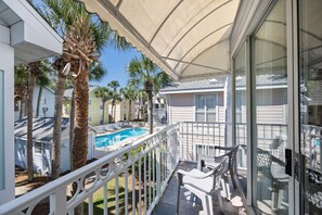 Property grounds - Cap`s Cottage: Upscale Retreat-Walk to Beach+Pool (Destin)