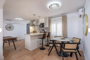 Dining - Al Andalus: Chic, Serene & Posh City Center Pad! (Granada)