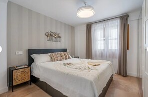 3 bedrooms, iron/ironing board, free WiFi, bed sheets - Al Andalus: Chic, Serene & Posh City Center Pad! (Granada)