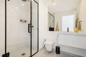 Shower, hair dryer, toilet paper - Pestana Valley (Lagoa)
