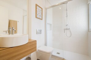 Dusche, Haartrockner, Toilettenpapier