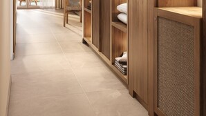 A modern hotel room with a large wardrobe, a balcony with a view, and a spacious hallway. - Casa C (Propriano)