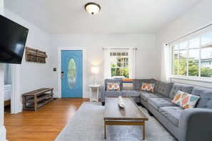 TV - 3 BR 1 BA - Cozy Home - Walkscore 97 - Shopping (Portland)