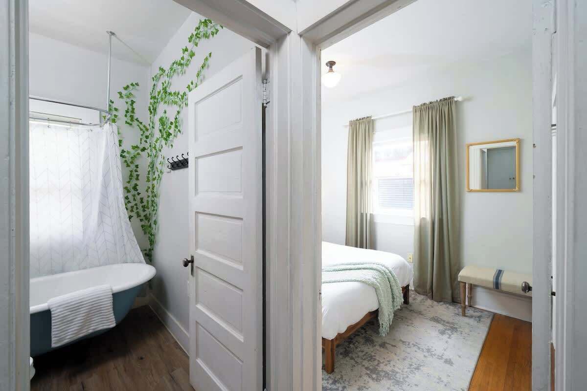 Travel crib, WiFi, bed sheets