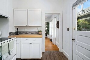 Fridge, microwave, oven, stovetop - 3 BR 1 BA - Cozy Home - Walkscore 97 - Shopping (Portland)