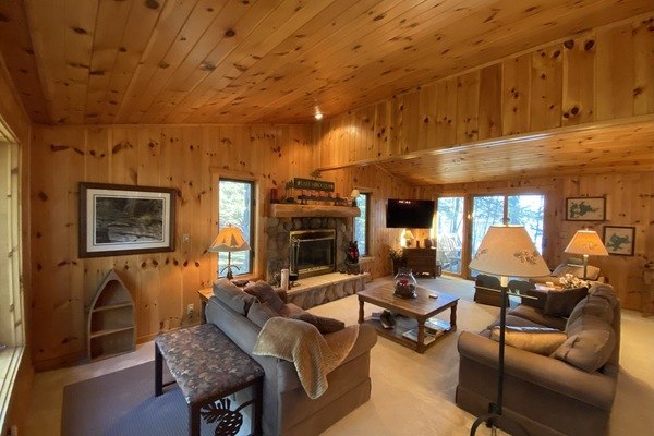 Smart-TV, Kamin, Bücher