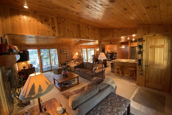 TV connectée, cheminée, livres