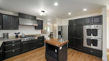 Een koelkast, een magnetron, een oven, een kookplaat