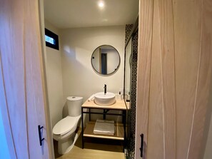 Superior Room | Bathroom | Shower, towels, soap, shampoo - Casa Marina (Querétaro)