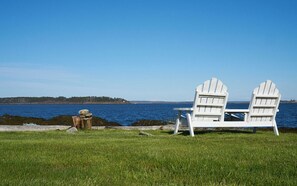 Property grounds - Cozy oceanfront 2-bedroom cottage with AC on Bailey Island (Harpswell)