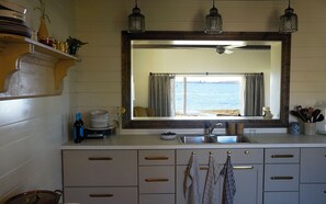 Private kitchen - Cozy oceanfront 2-bedroom cottage with AC on Bailey Island (Harpswell)