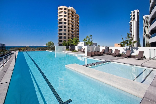 حمّام سباحة خارجي