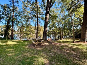 Property grounds - Bayou Home close to ULM. Sleeps 12. (Monroe)