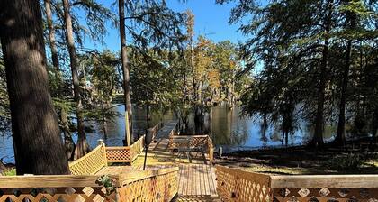 Bayou Home close to ULM. Sleeps 12.