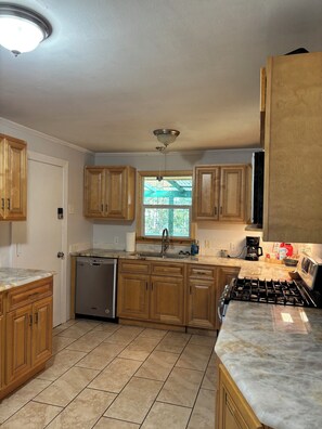 Fridge, microwave, oven, stovetop - Bayou Home close to ULM. Sleeps 12. (Monroe)