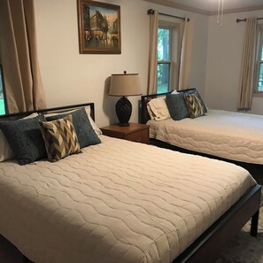 3 bedrooms, free WiFi, bed sheets - Bayou Home close to ULM. Sleeps 12. (Monroe)