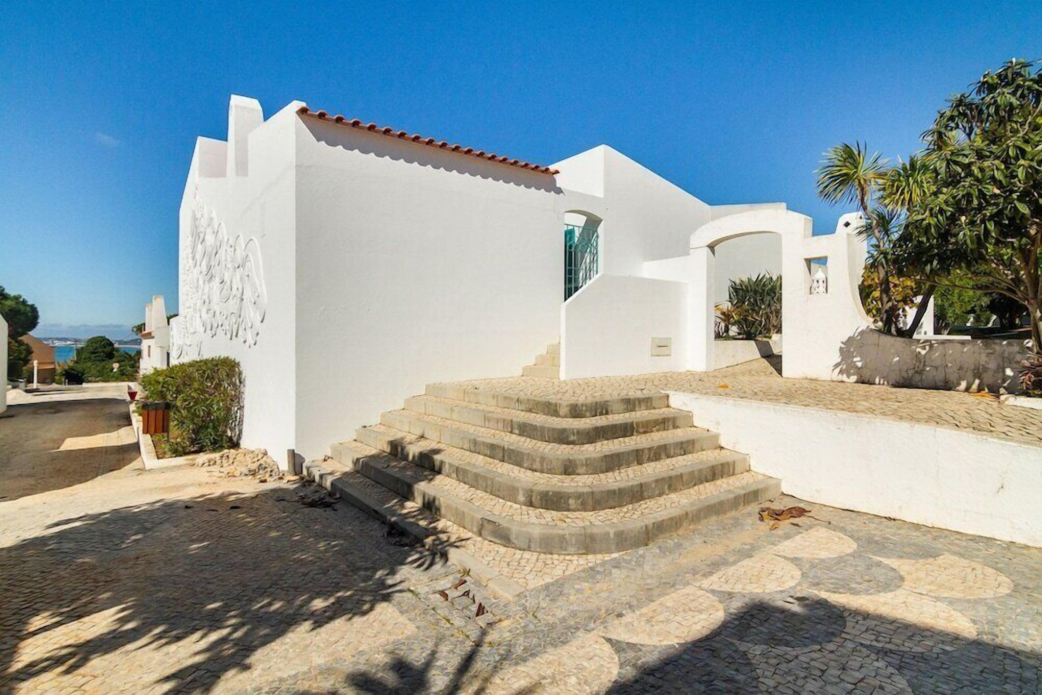 المن طقة المحيطة بالمنشأة