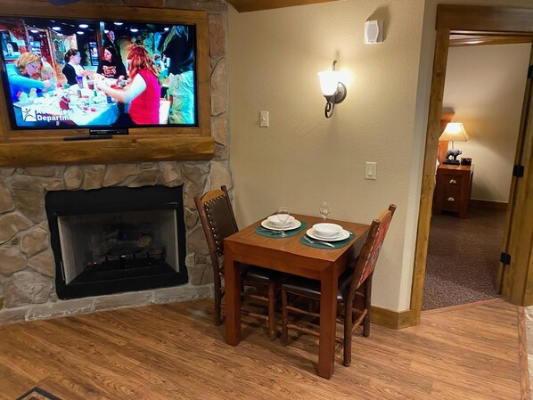 Dining - Cozy 1-King bedroom resort with AC, fitness room in charming Gatlinburg, TN. (Gatlinburg)